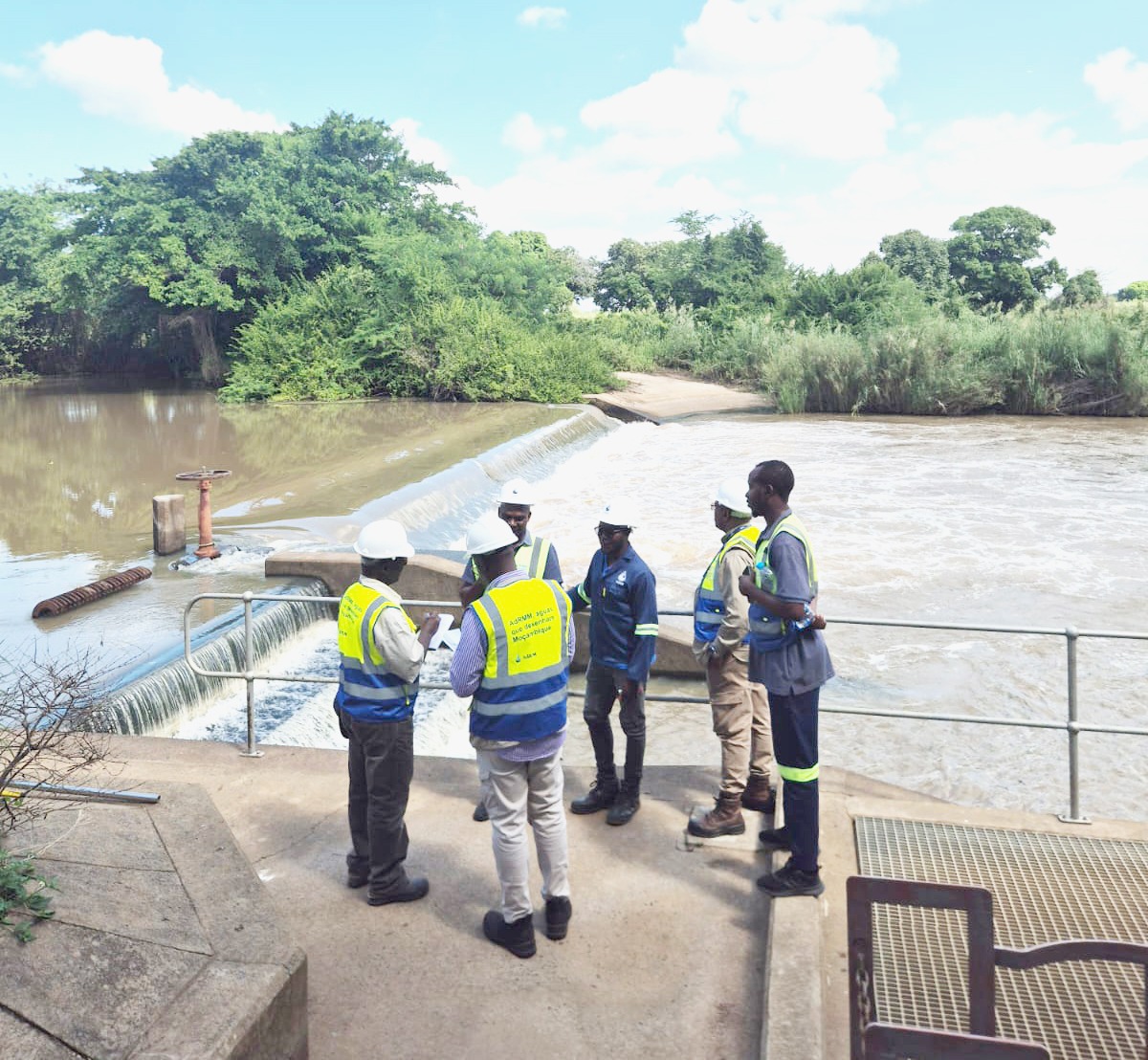 AURA FISCALIZA ESTAÇÃO DE TRATAMENTO DE ÁGUA DO UMBELÚZI E REFORÇA COMPROMISSO COM A QUALIDADE DO ABASTECIMENTO NA REGIÃO METROPOLITANA DE MAPUTO