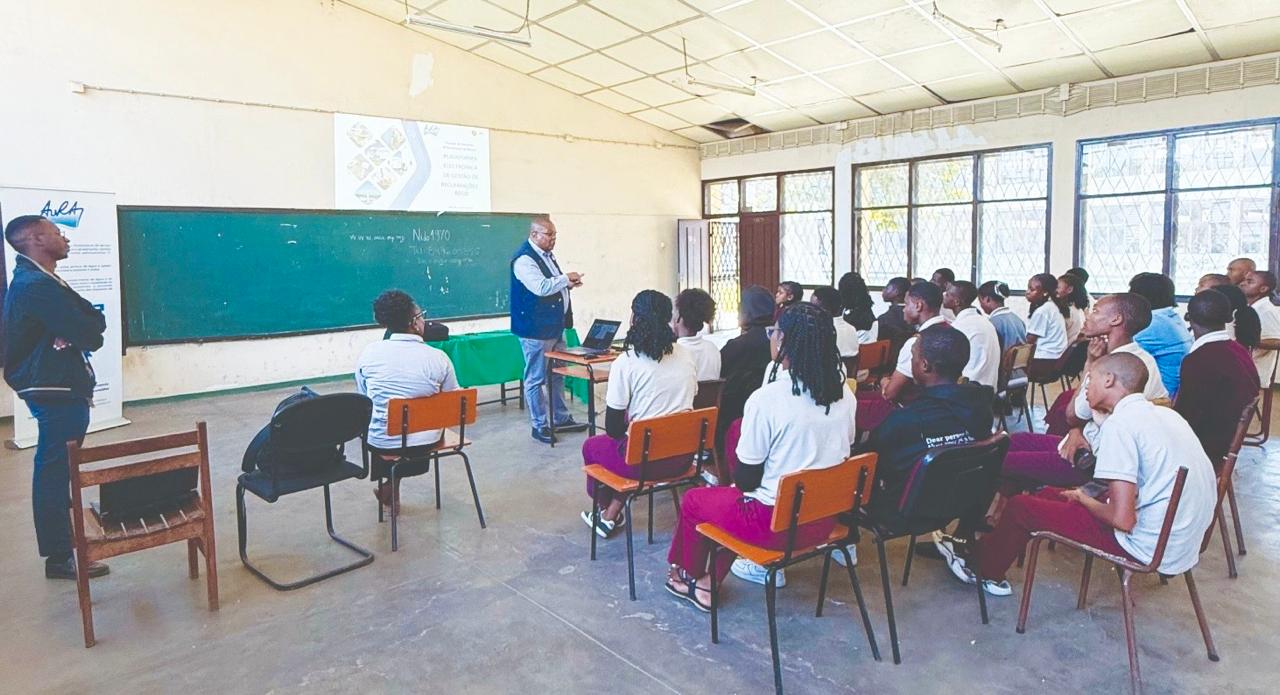 AURAS LEVA A VOZ DO CONSUMIDOR À ESCOLA SECUNDÁRIA DE LHANGUENE